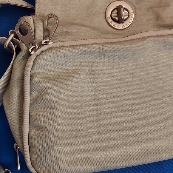 Baggallini Women’s Day-to-Day Crossbody Bag (Silver/light Grey Tone Color) - Picture 9 of 16